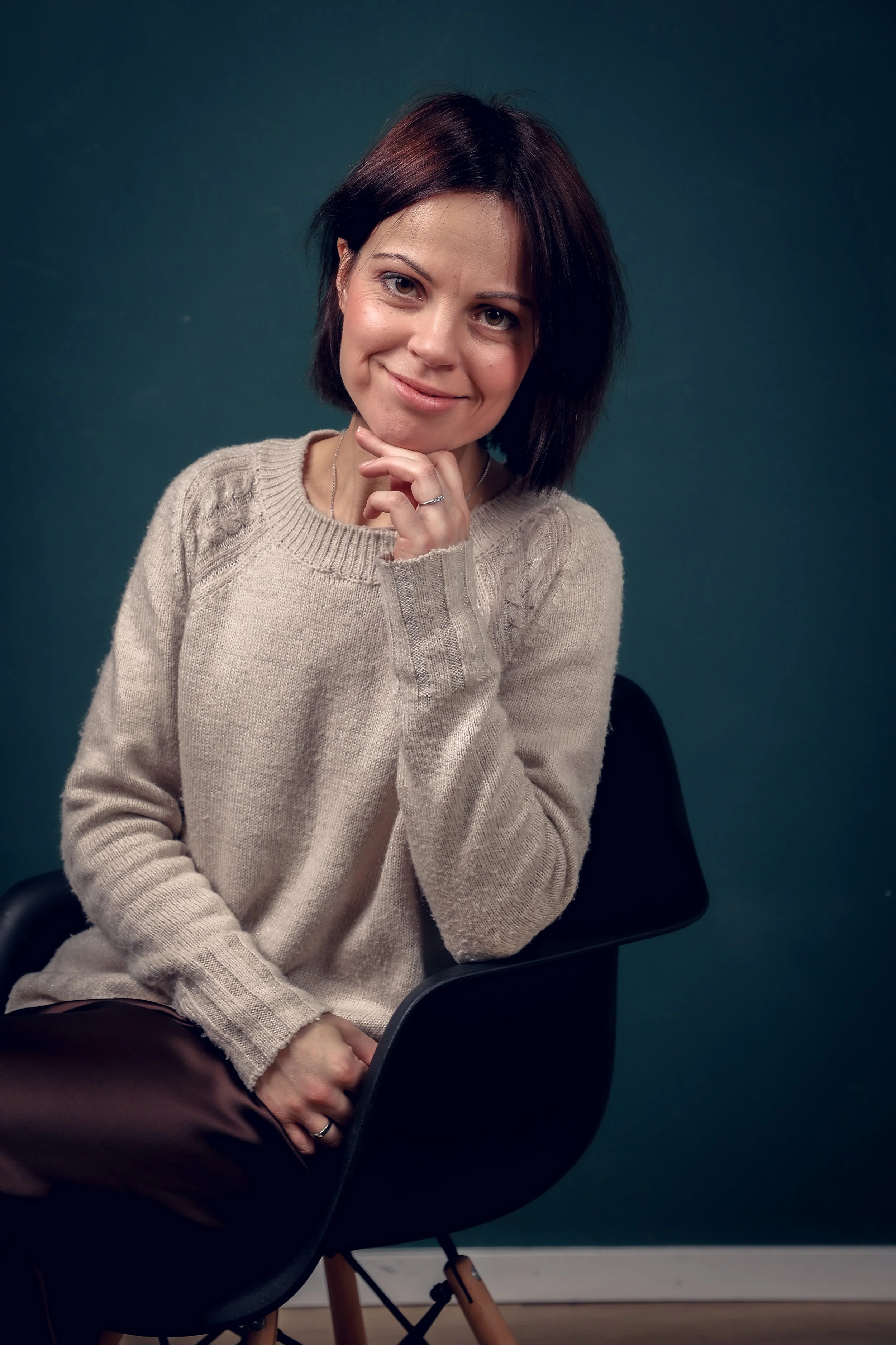 Porträt der Food Fotografin und Food Stylistin Olga Scholvien vor dunklem Hintergrund.