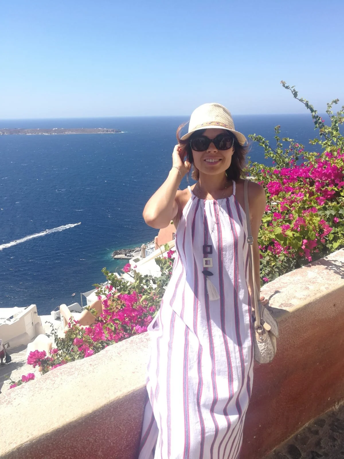 Food Fotografin Olga Scholvien an der mediterranen Küste mit Meer und weißen Häusern im Hintergrund.