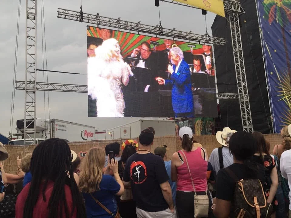on the screen with Gaga ans Tony.jpg
