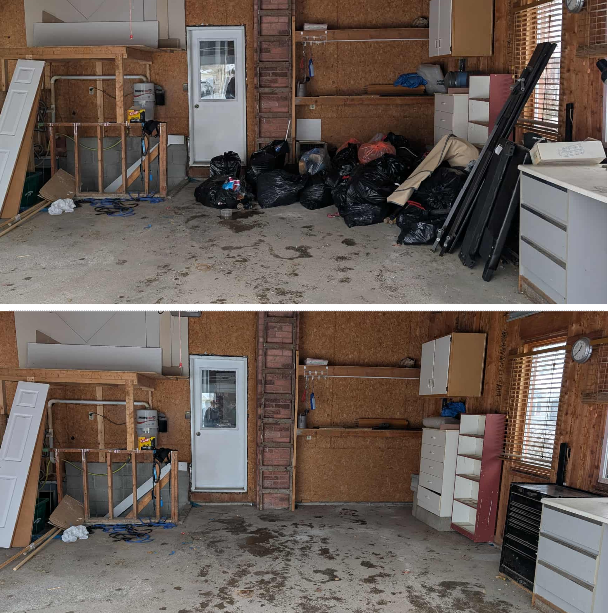 Un garage en cours de rénovation avec des murs en bois, des rondins empilés, des sacs de poubelle noirs, une porte blanche, et des meubles ou étagères en désordre.