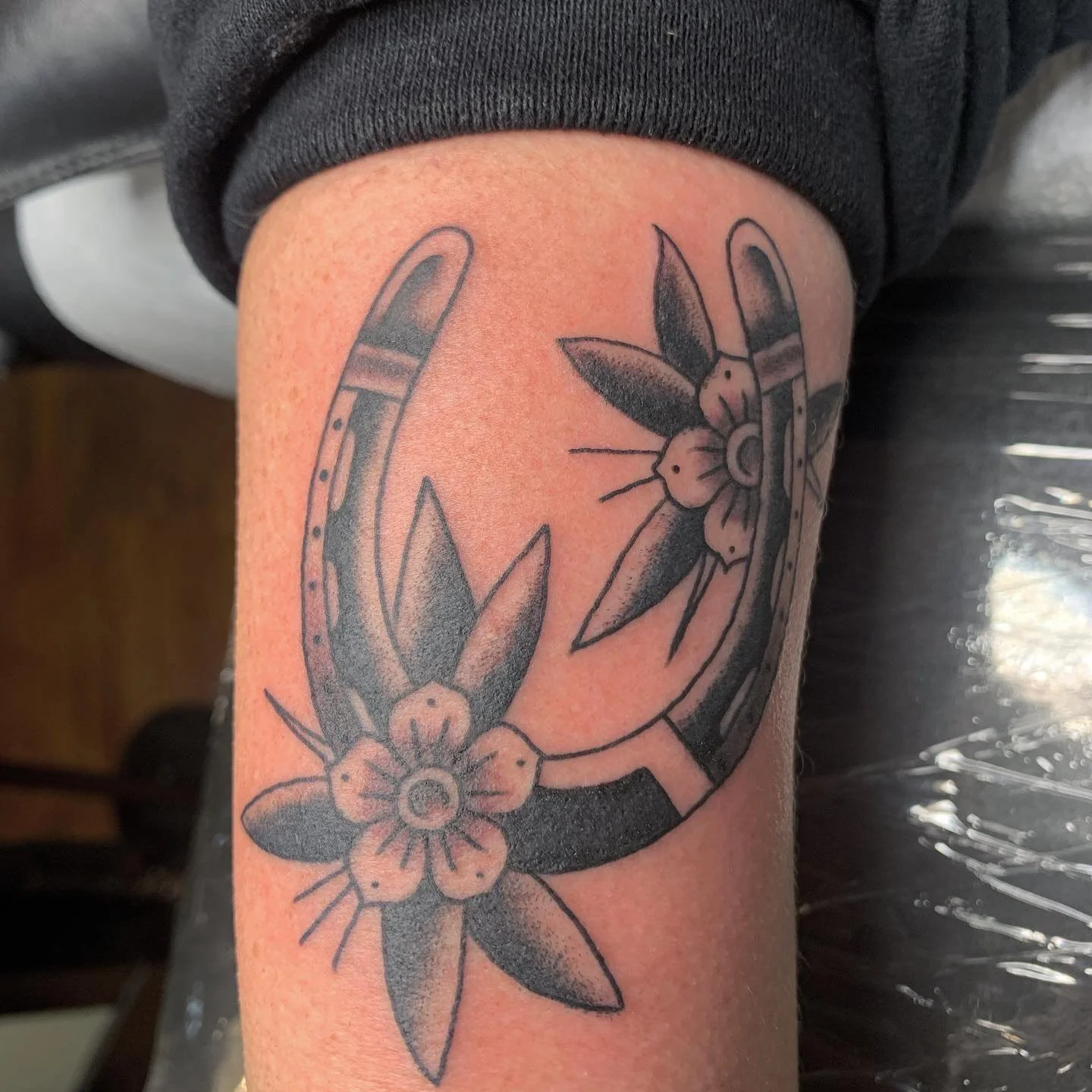 : Classic horseshoe with traditional flowers. Bold traditional with whip shading.
