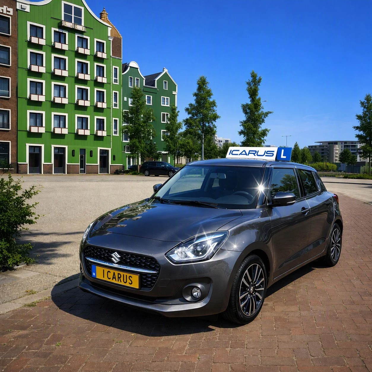 Een grijze Suzuki-auto met een 'ICARUS' opleidingstafeltje op het dak, geparkeerd op een straat met een kleurrijk groen gebouw op de achtergrond onder een heldere blauwe lucht.