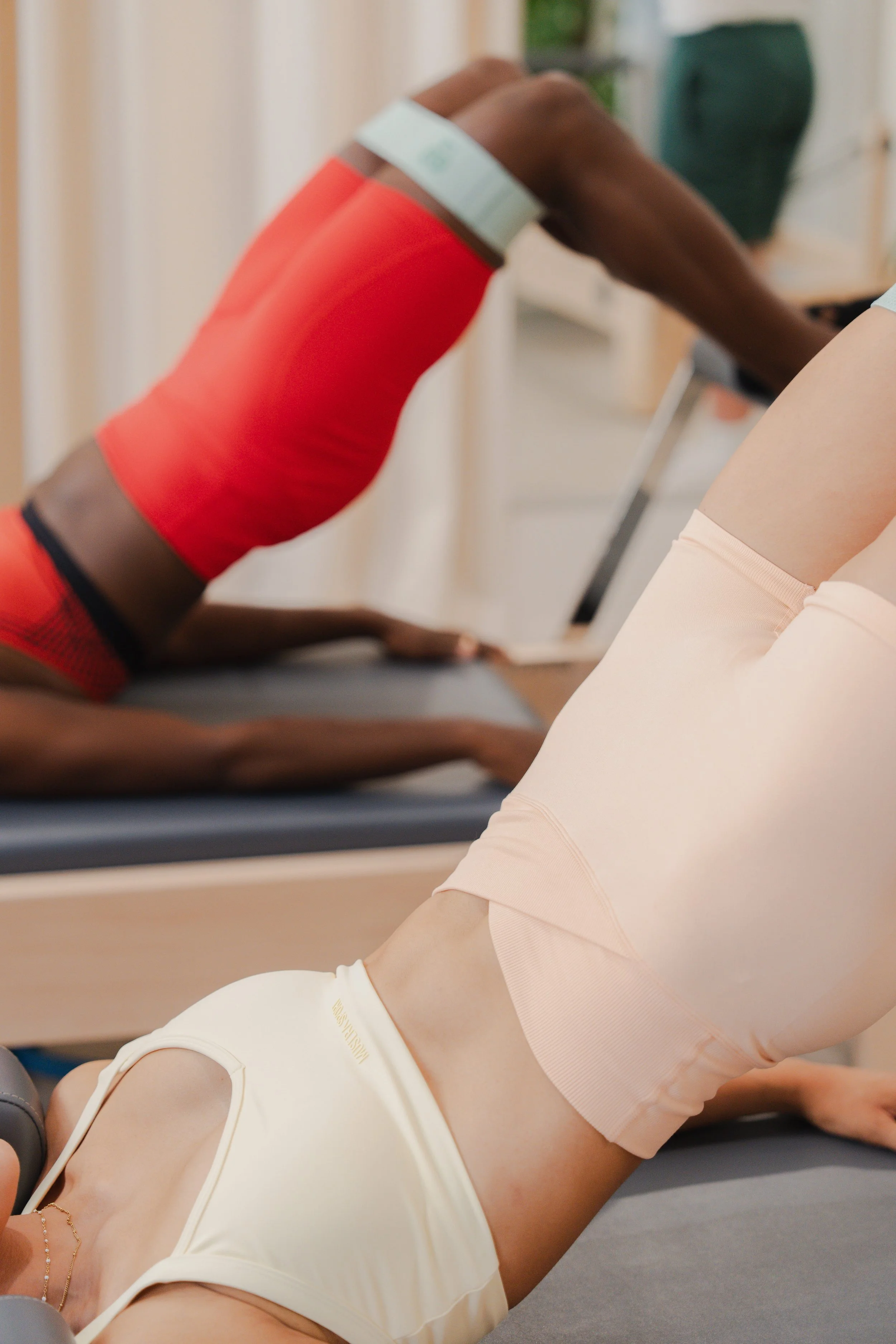 Une femme pratique le yoga ou des exercices d'étirement dans une salle de sport ou un studio de danse, en position inclinée avec ses jambes en l'air