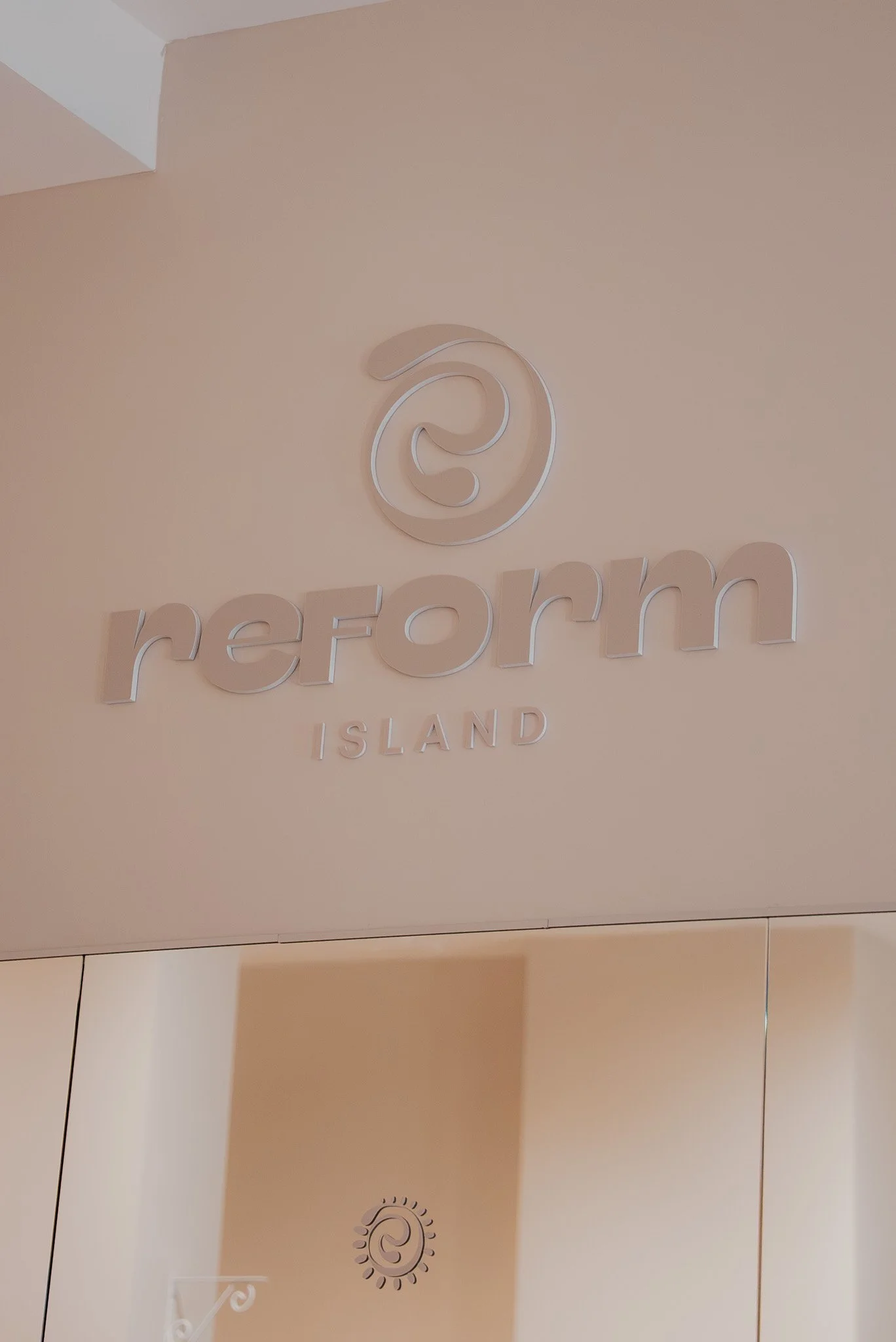 Signe de  Reform Island avec un logo spirale .