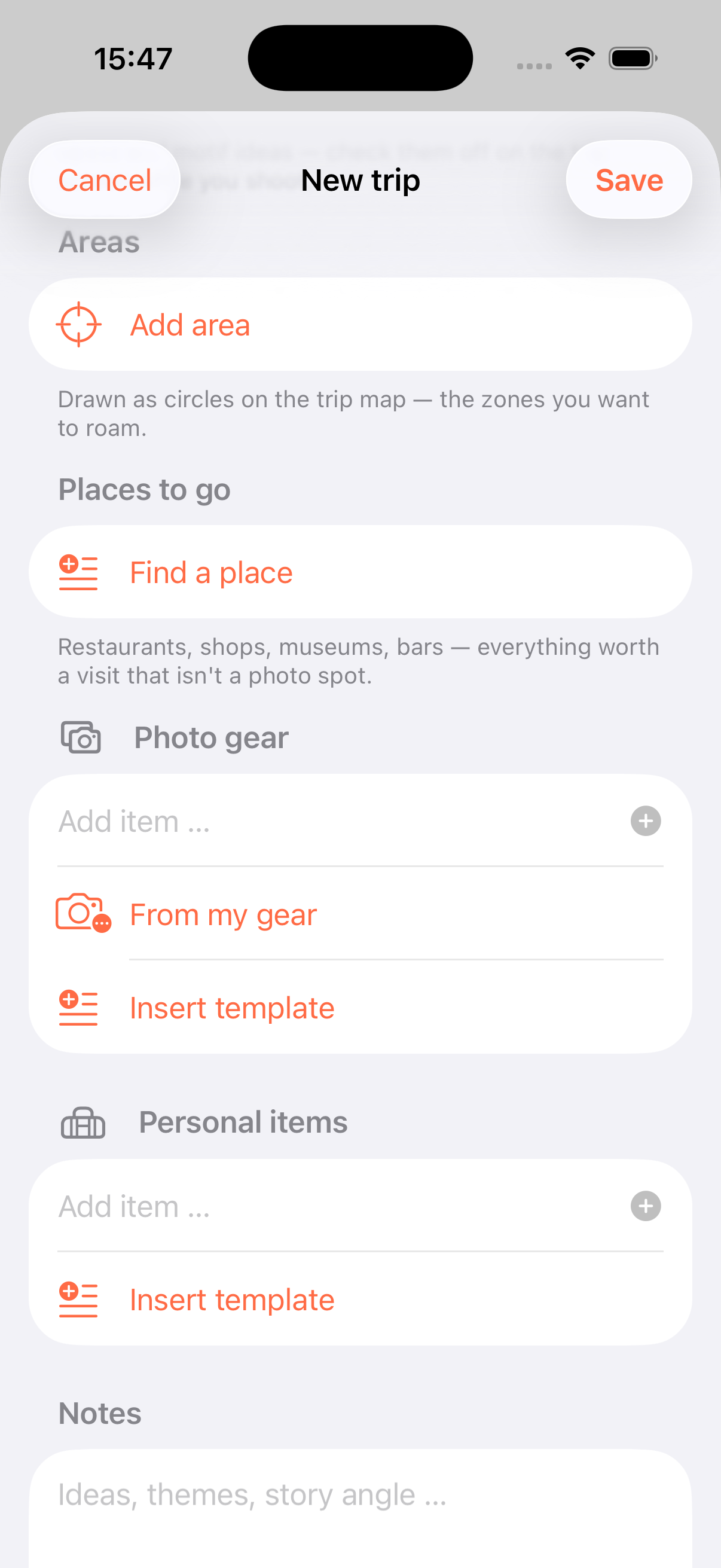 Screenshot eines Smartphone-Bildschirm mit einer App zur Planung einer Reise, die Optionen zur Markierung von Reisegebieten, Orten und persönlicher Gegenstände enthält.