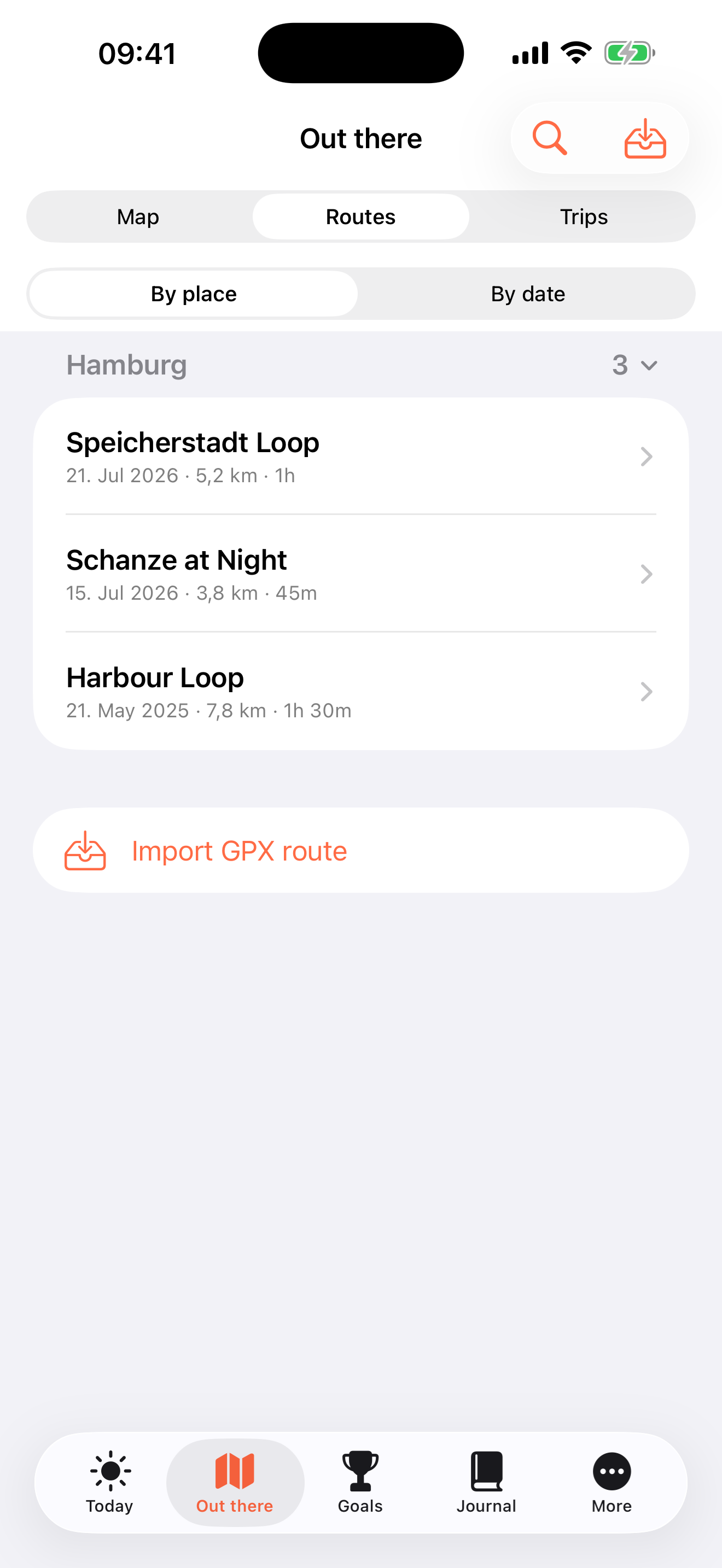 Screenshots eines mobilen Fahrrad-Tracking-Apps mit drei gelisteten Fahrrad Strecken in Hamburg: Speicherstadt Loop, Schanze at Night, Harbour Loop, sowie die Option einen GPX-Route zu importieren.