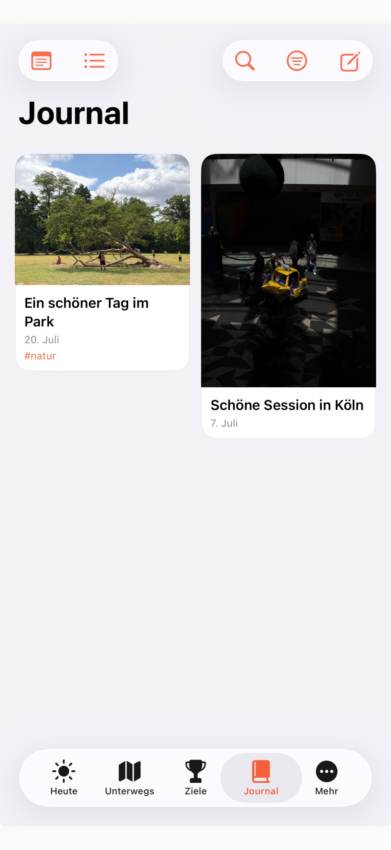 Screenshot einer mobilen App mit dem Titel "Journal". Es zeigt zwei Einträge: Links ein Bild eines Parks mit einem umgestürzten Baum und dem Text "Ein schöner Tag im Park", rechts ein Bild eines Einkaufszentrums in Köln mit Kindern und Autos, mit den Titeln "Schöne Session in Köln". Unten befinden sich Navigationssymbole mit Beschriftungen: Heute, Unterwegs, Ziele, Journal und Mehr.