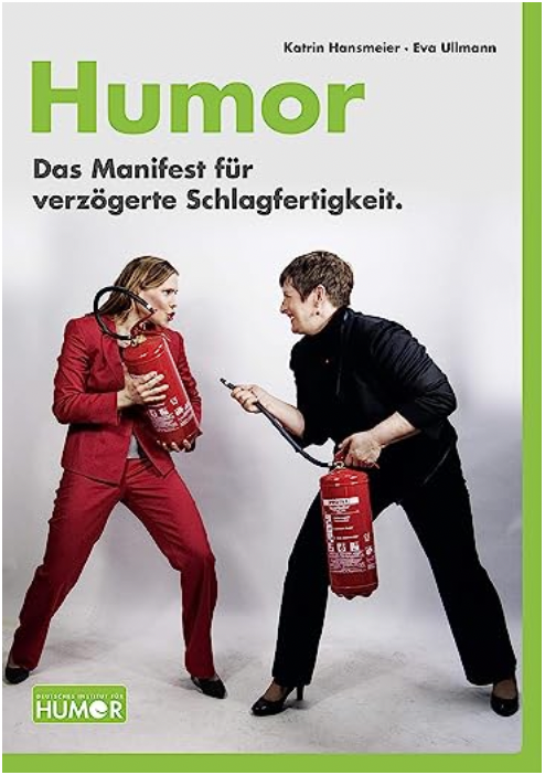 Buchcover mit der Titelzeile "Humor" und den Autoren Katrin Hansmeier und Eva Ullmann. Bild zeigt eine Frau in rotem Anzug und einen Mann in schwarzem Anzug, die mit Feuerlöschern in einer humorvollen Szene kämpfen.