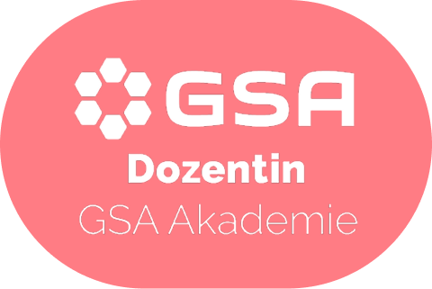 Runder pinker Hintergrund mit dem GSA-Logo, der Bezeichnung 'Dozentin' und 'GSA Akademie' in weiß.