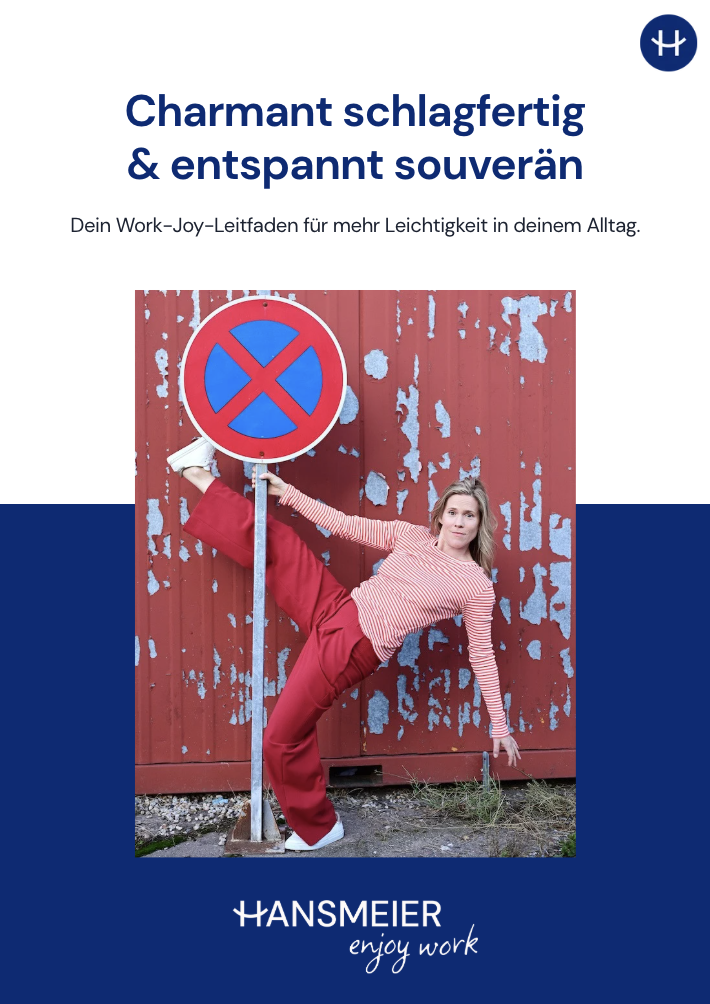 Eine Frau in roter Hose und gestreiftem Shirt, die einen Verkehrsschild hält, während sie gegen eine rote Wand lehnt, auf der blauer und grauer Farbabrieb zu sehen ist.