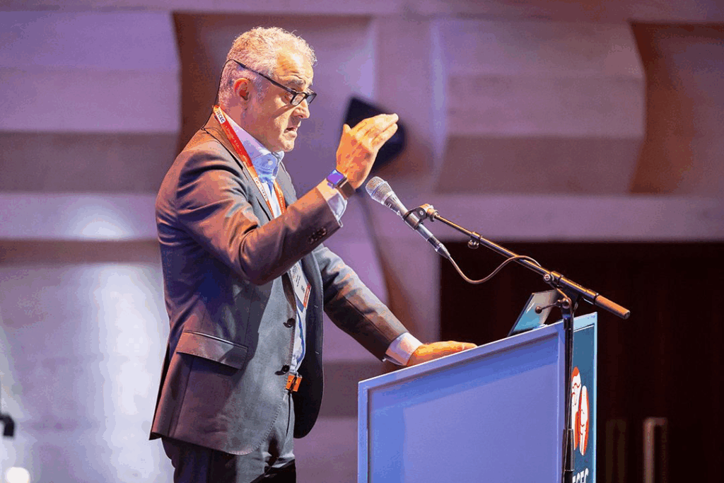 Dr. Hachem, shoulder surgeon, Barcelona, Spain, presenting at SECEC in Rotterdam 2025. cirugia de hombro
