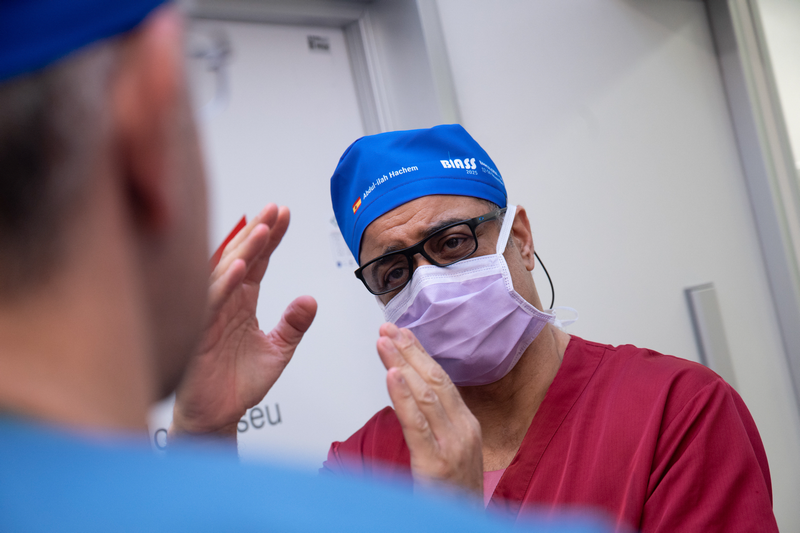 Dr. Hachem, shoulder surgeon, Barcelona, Spain. cirugia de hombro, explicando explaining, BIASS 2025