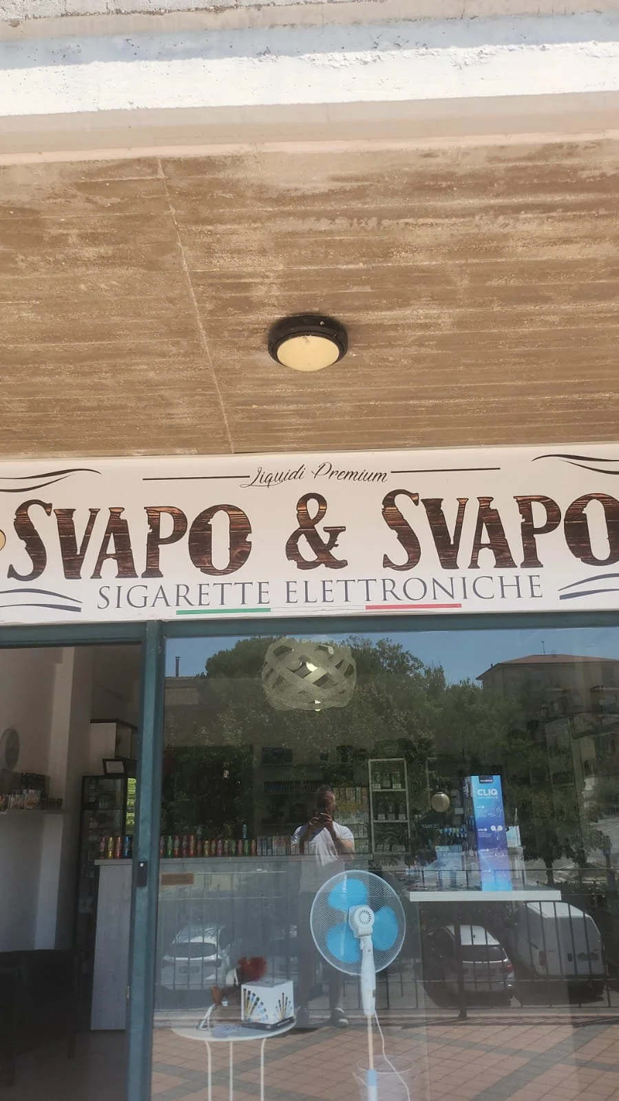 Vetrina di un negozio di sigarette elettroniche, con il nome 'Swapo & Svapo'.