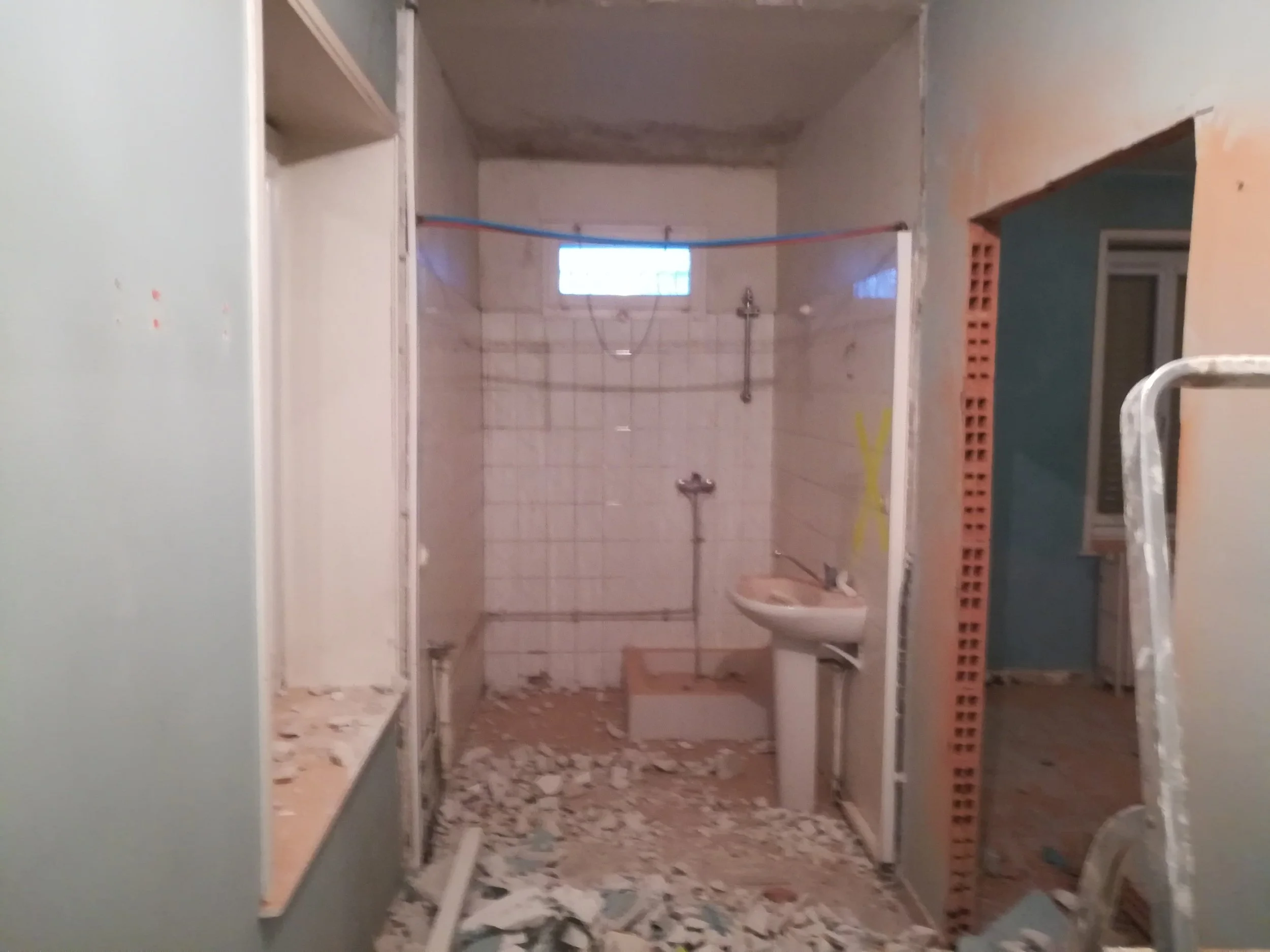 Escaliers en cours de construction ou de rénovation dans une maison ou un bâtiment, avec des matériaux de construction visibles.