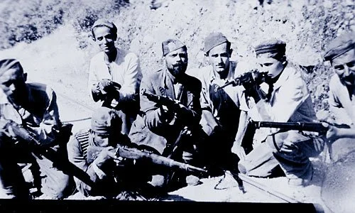 Hans Ehrenstrale fotografierte diese Andarten vor Kalavryta, als er die Kleinstadt im August 1944 besuchte.