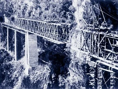 The bridge during reconstruction, shortly before it collapsed again because of failing rams