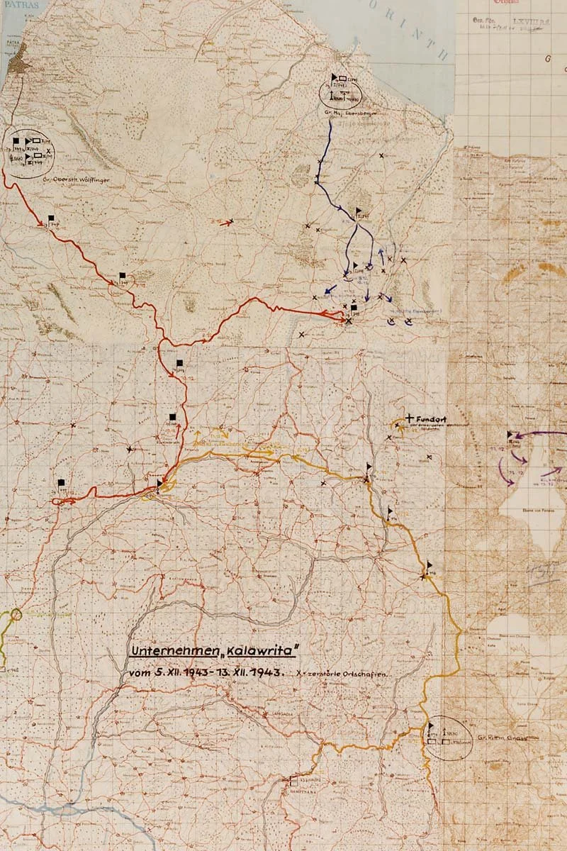 Eine Generalstabskarte über das "Unternehmen Kalawrita", das vom 5. bis zum 13. Dezember 1943 geführt wurde. In der Karte sind die Vormarschwege der Division auf Kalavryta eingetragen, einige der zerstörten Ortschaften und die Fundstelle der Leichen 