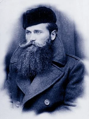ELAS resistance fighter Spyros Bekios, whose nom de guerre was "Lambros", placed the explosive charges inside the Kournovo Tunnel. More than 200 Italian and German military personnel were killed in the attack. In reprisal, Italian troops executed 118
