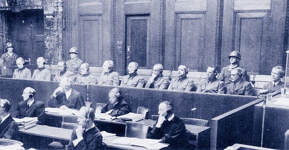 Während Karl von Le Suire 1954 in sowjetischer Kriegsgefangenschaft starb, wurde Hellmuth Felmy (zweiter von rechts) in Nürnberg zu 15 Jahren Gefängnis verurteilt. 1951 kam er jedoch im Zuge eines Amnestieverfahrens wieder frei