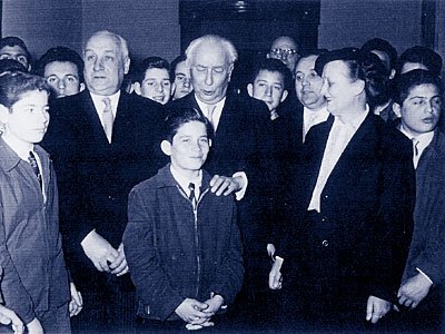 Ehrengard von Schramm ermöglichte 30 Waisenjungen aus Kalavryta eine Ausbildung in Deutschland. Das Foto zeigt sie mit den Jugendlichen bei einem Empfang bei Bundespräsident Theodor Heuß.