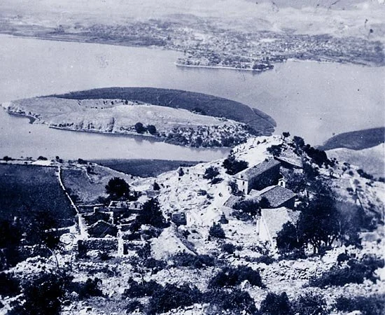 The foundations of the destroyed buildings of Lyngiades in the foreground. In the background, the city of Ioannina.