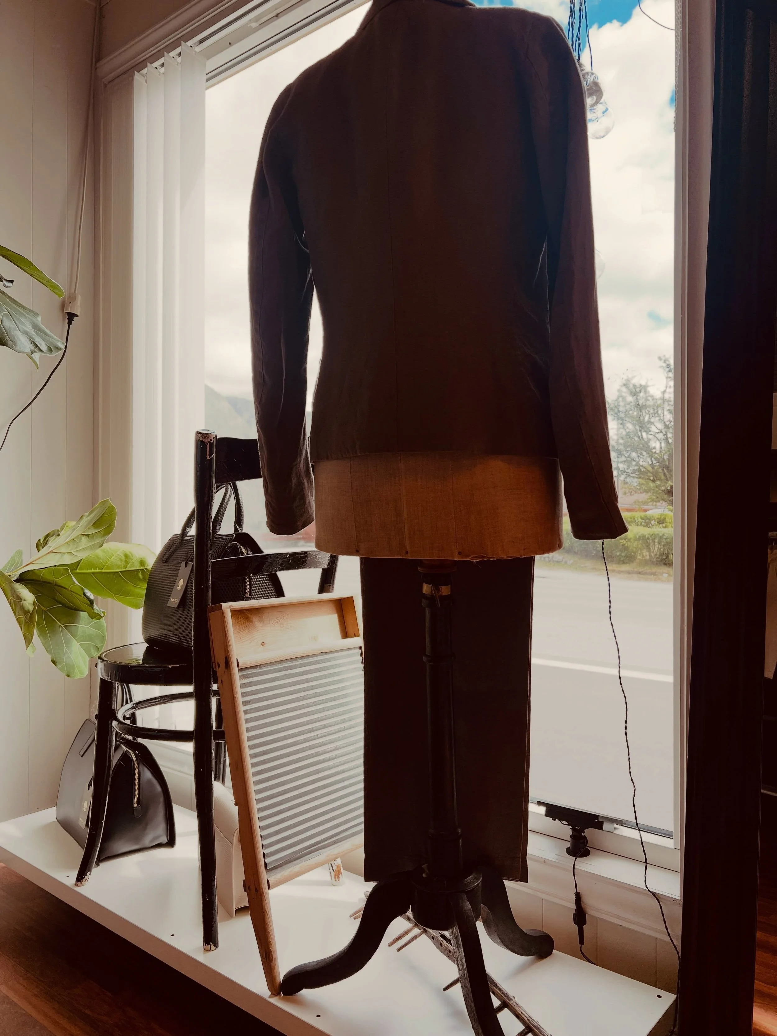 Noen dager er mer formelle, likevel komfortabel og avslappet&hellip;. 🕰️💻 MILLA&rsquo;S ROOM, Br&oslash;l&oslash;svegen-Seljord. Velkommen! 10-16