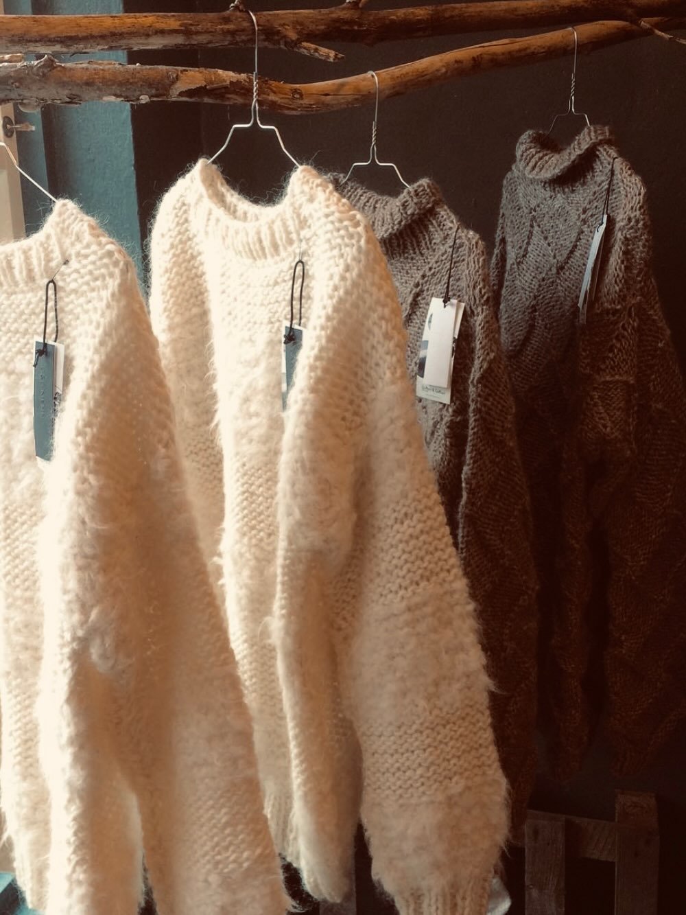 Stor, stor genser eller kort, kort kjole&hellip;. 😜🌻🎶 MILLA&rsquo;S ROOM, Br&oslash;l&oslash;svegen-Seljord. Velkommen! 10-16