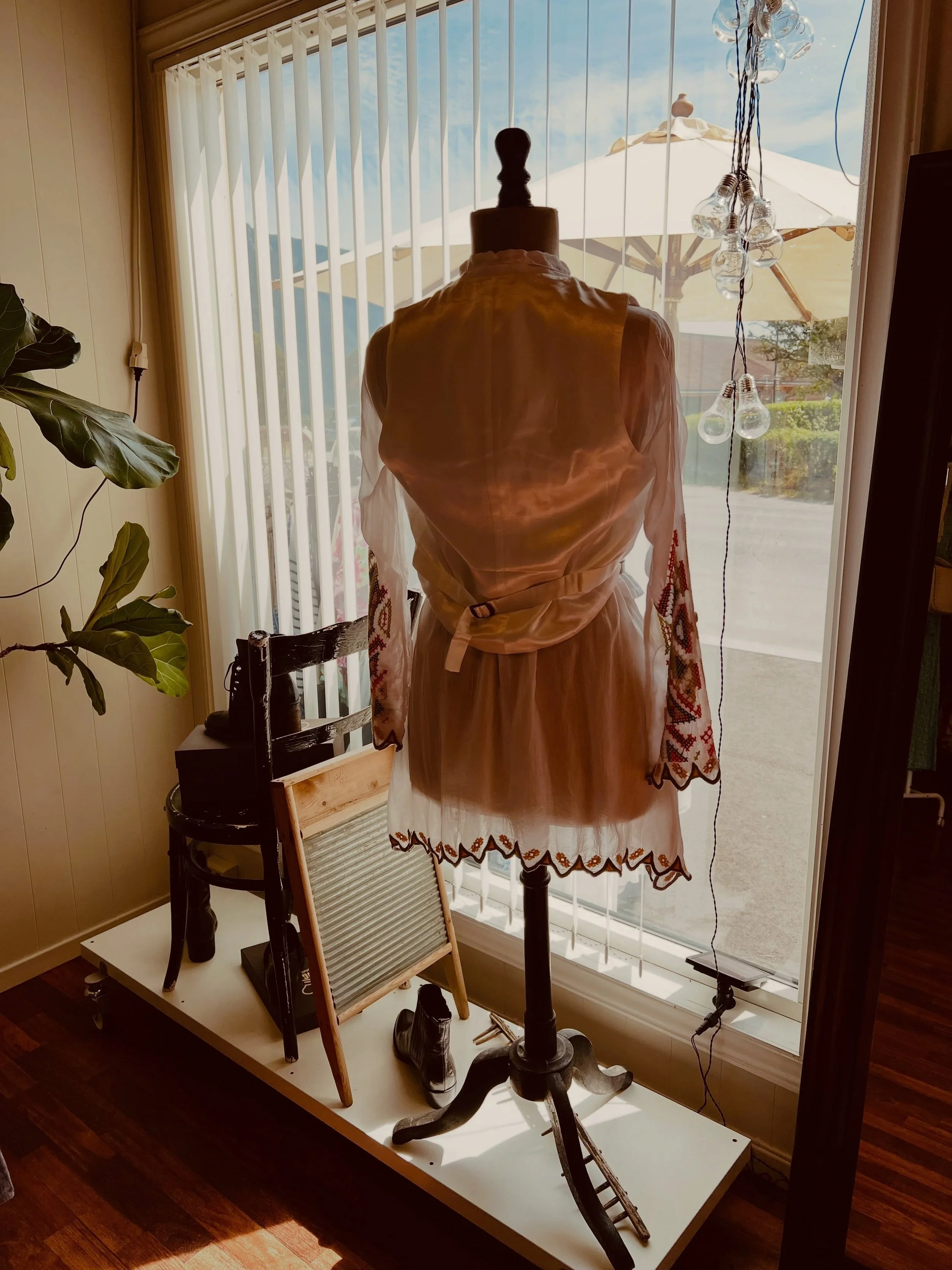 Broderte bluser med linvest&hellip; boots og festivalsommer 🌻🎶 MILLA&rsquo;S ROOM, Br&oslash;l&oslash;svegen- Seljord. 10- 16. Velkommen!