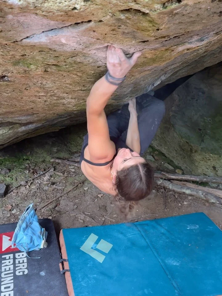 Scenes, sends, psyched n saw skin 💅 

👯&zwj;♀️ Back in July some pals came up to visit for a long weekend. Dispite being in sport girlie mode 🧗&zwj;♀️I joined them ona tour of some of our delightful doorsteps crags here up in North Wales. ⛰️ 🪨 

