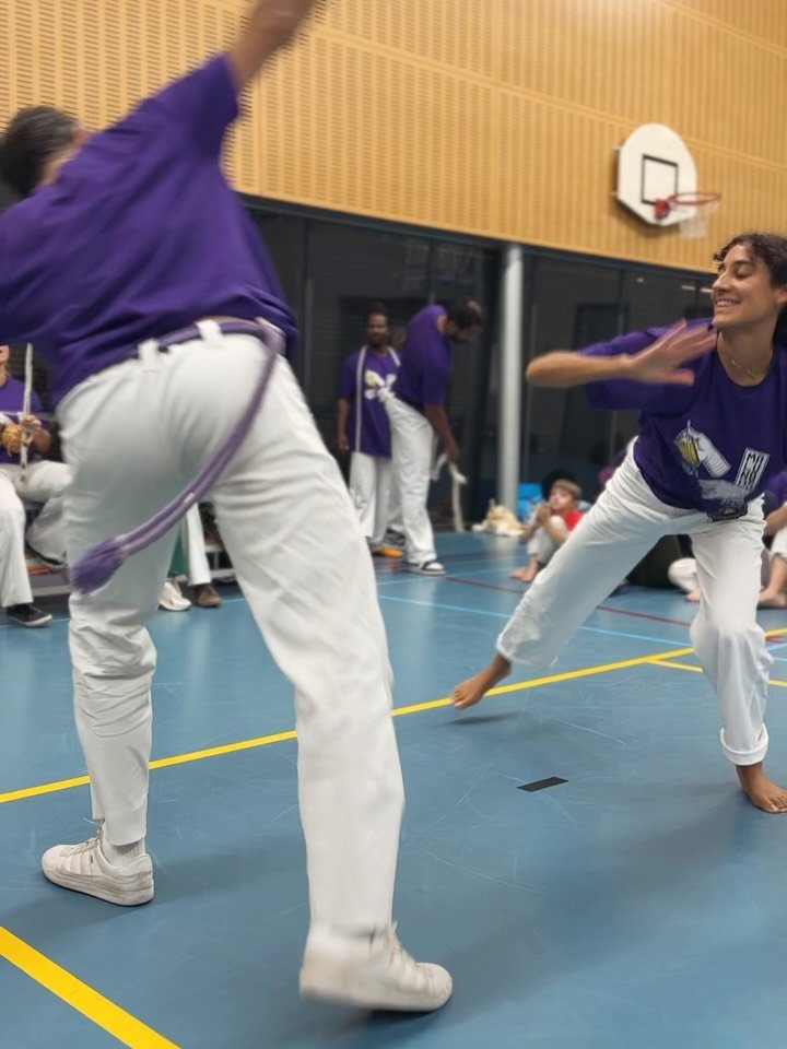 A big congratulations to everyone who got a new cord today! A welcome to all the new white belts 🔥
.
.
.
.
#trocadecorda #batizado #capoeira #capoeiramalungos #malungosamsterdam