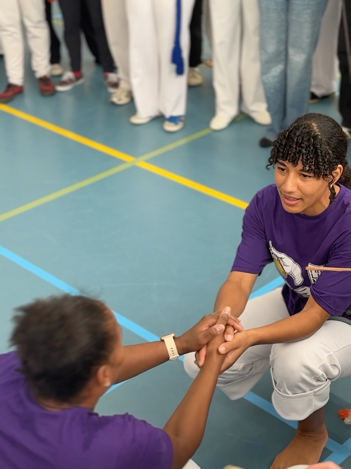 Saturday we closed the workshop with a few more special graduations. 
White/Grey for Canela, and Green belts for @jolanvbeek @mariohounkanrin 
Foi muito lindo! Parab&eacute;ns 🤸🏾&zwj;♀️🪘🔥
Obrigado alunos, professores e mestres pra essa energia in