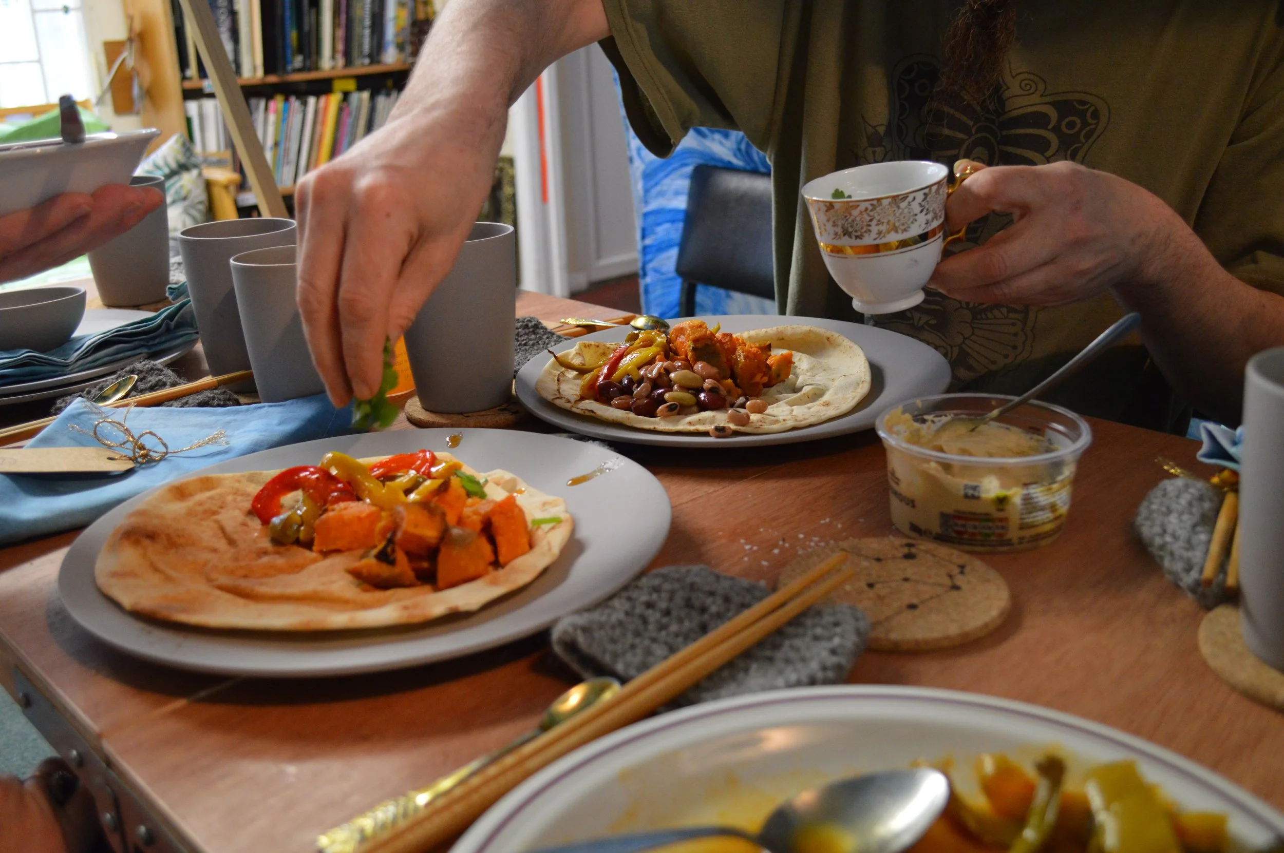 The guests were not allowed to serve themselves. Instead they had to serve the person opposite them. This encouraged communication and a transformation of host and guest roles. 
