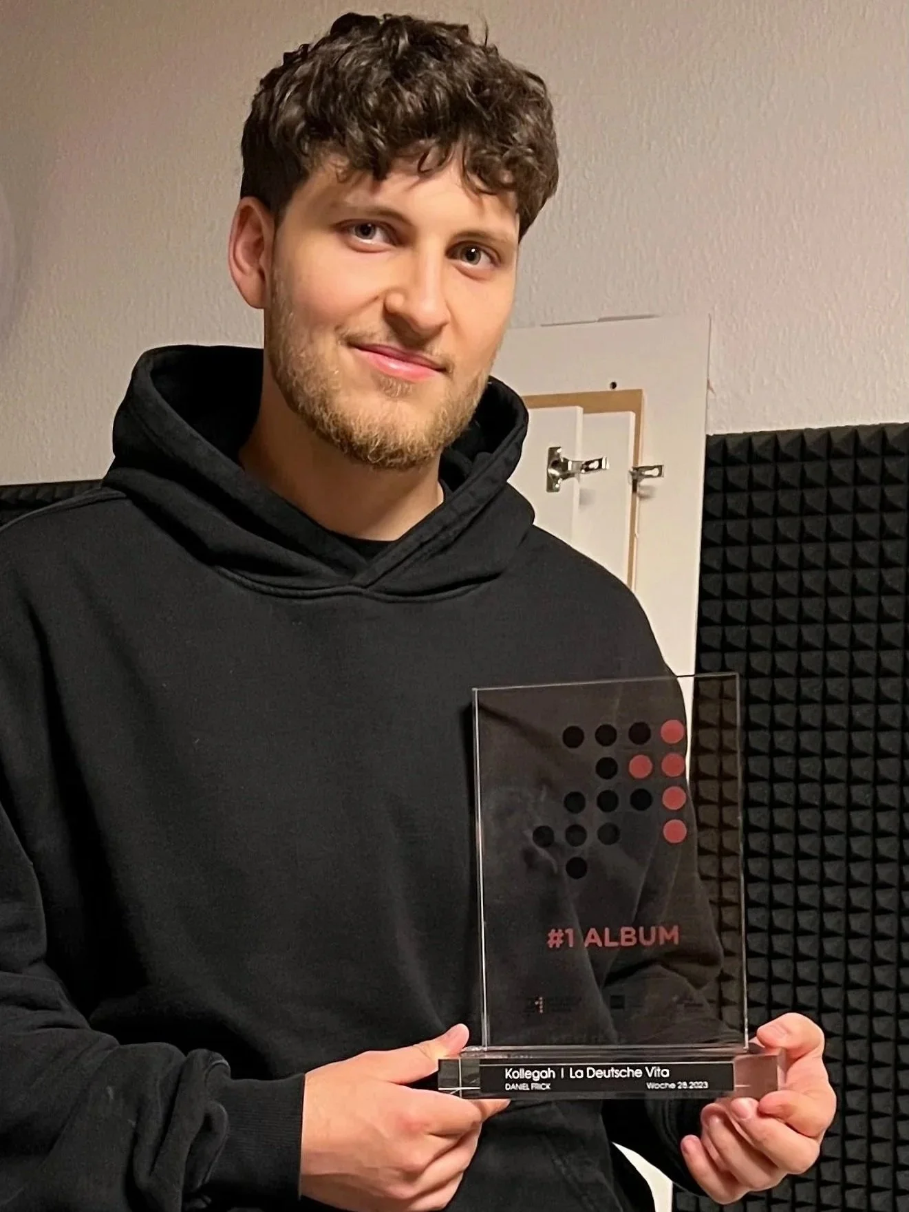 Filmemacher Daniel mit Preis Deutsche Charts #1.jpg