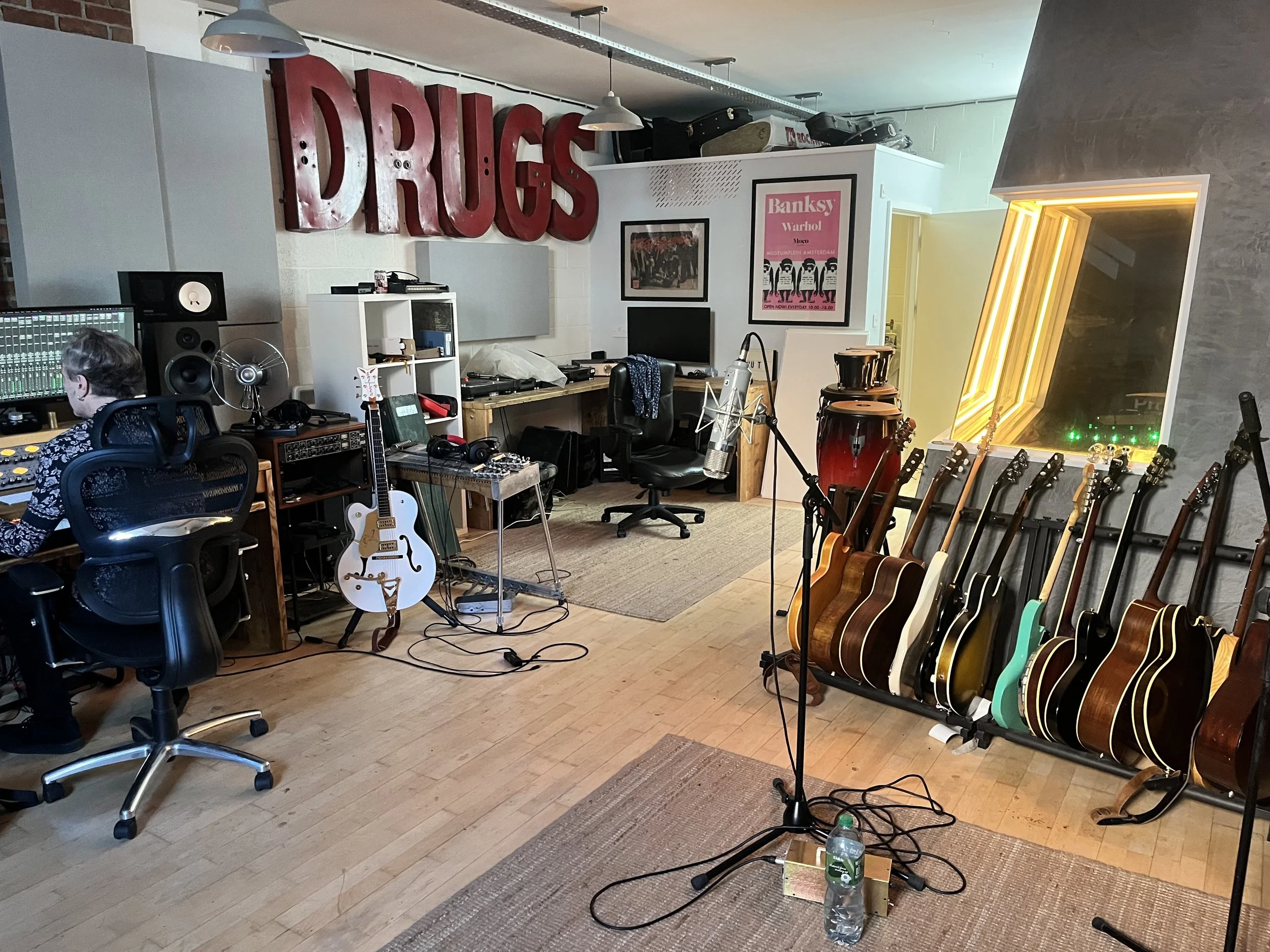 Production, sound design and creative direction come from Shahab Notghi, whose collaborative approach continues to shape every Das Spezial recording.