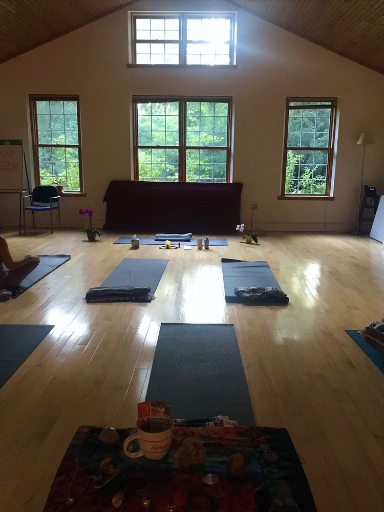 retreats-meditation-hall.png
