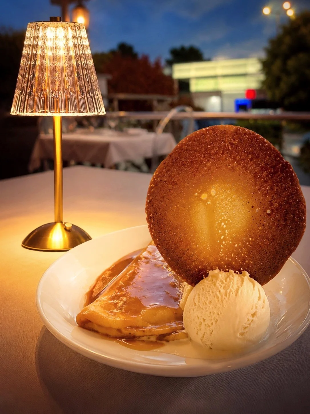 🇵🇹 H&aacute; tradi&ccedil;&otilde;es que merecem ser preservadas!

Habilmente preparados junto &agrave; mesa e servidos com uma bola de gelado, os Crepes Suzette continuam a ser um dos momentos mais emblem&aacute;ticos da casa, onde a arte do servi
