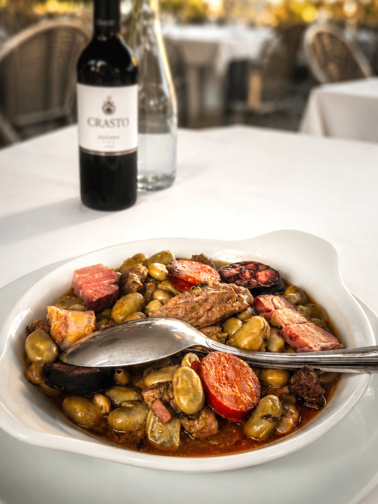 🇵🇹 Os grandes cl&aacute;ssicos nunca saem de moda. As nossas Favas &agrave; Portuguesa preservam os sabores genu&iacute;nos da tradi&ccedil;&atilde;o e s&atilde;o o convite perfeito para desfrutar da riqueza da gastronomia nacional, acompanhadas po