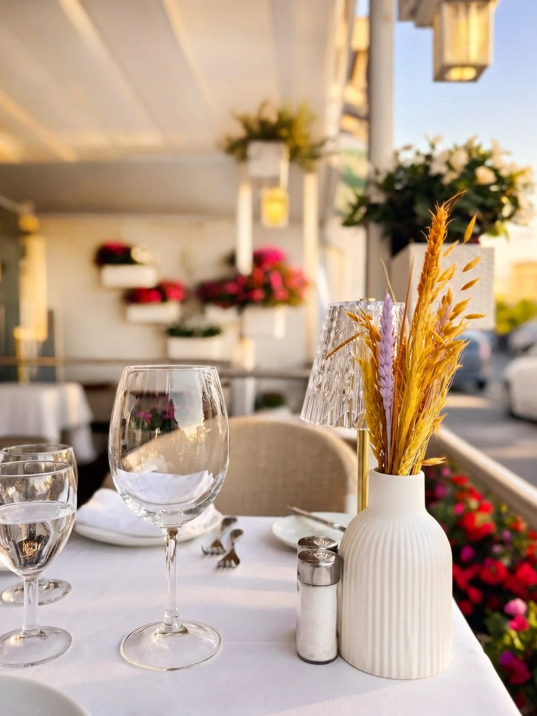 🇵🇹 A luz, a brisa e o ritmo descontra&iacute;do de um dia de sol fazem parte do encanto. 

Nos dias luminosos, tudo convida a ficar mais um pouco, entre sabores portugueses e a atmosfera tranquila do nosso Estoril. 

Esperamos por si!

⸻

🇬🇧 The 