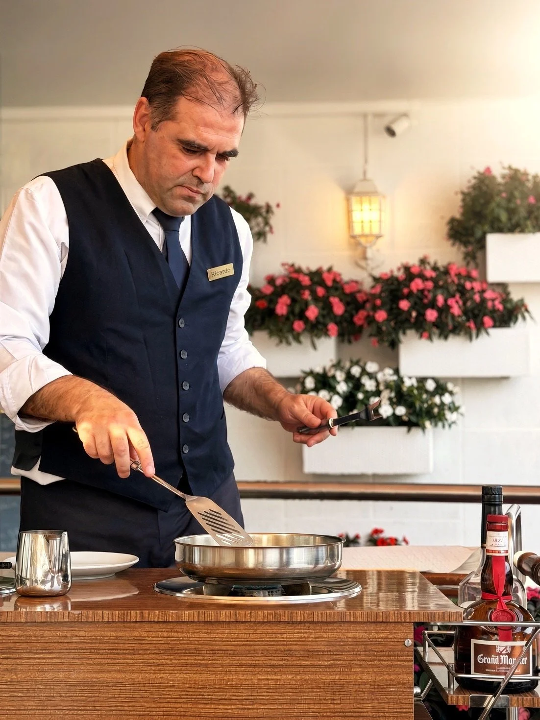 🇵🇹 Aqui, pelas m&atilde;os do Ricardo, os nossos Cr&ecirc;pes Suzette est&atilde;o a ser preparados junto ao cliente, num momento em que a mestria se alia &agrave; qualidade. 

Uma receita cl&aacute;ssica, feita no momento, onde a precis&atilde;o, 
