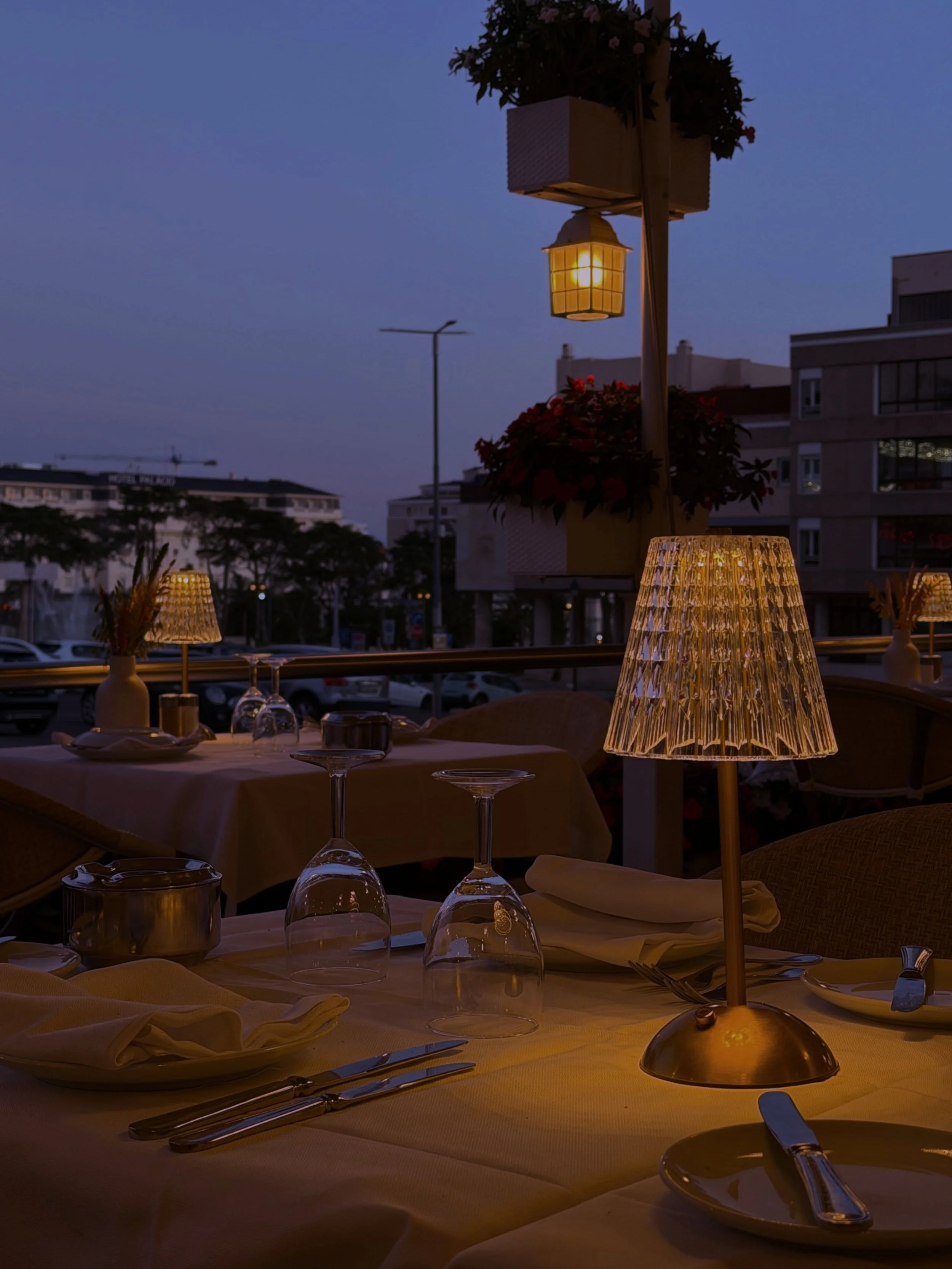 🇵🇹 Ao fim da tarde, o Estoril ganha uma tonalidade diferente. O mar, os jardins e a luz do entardecer comp&otilde;em uma paisagem de uma eleg&acirc;ncia discreta, profundamente ligada &agrave; identidade deste lugar.

Esperamos por si!

⸻

🇬🇧 In 