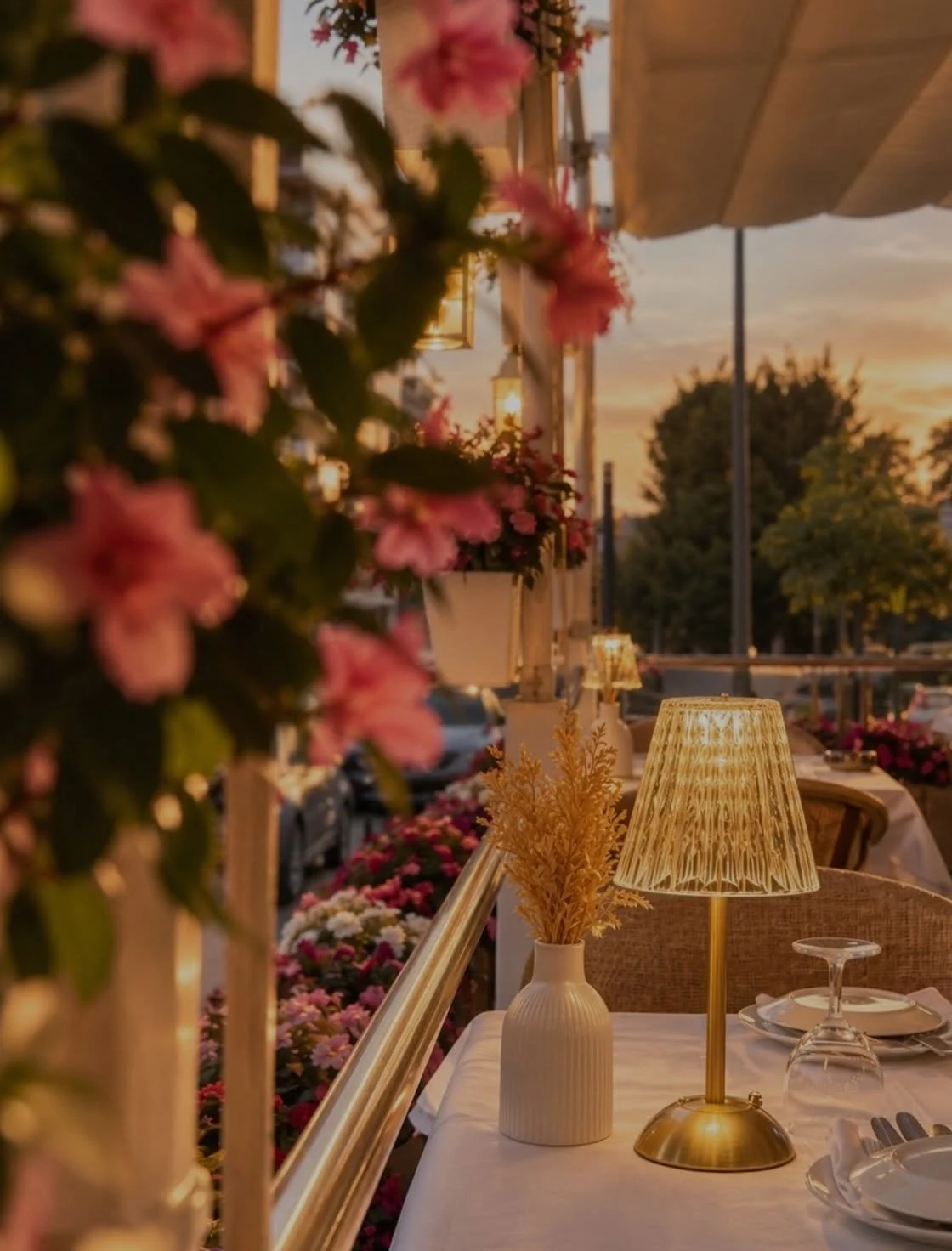 🇵🇹 O dia vai chegando ao fim ao seu pr&oacute;prio ritmo. A luz abranda, a atmosfera transforma-se e tudo parece encontrar uma cad&ecirc;ncia diferente, entre a &uacute;ltima claridade e o in&iacute;cio da noite. ✨

Esperamos por si! 

⸻

🇬🇧 The 