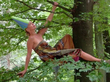 singer_in_tree.jpg