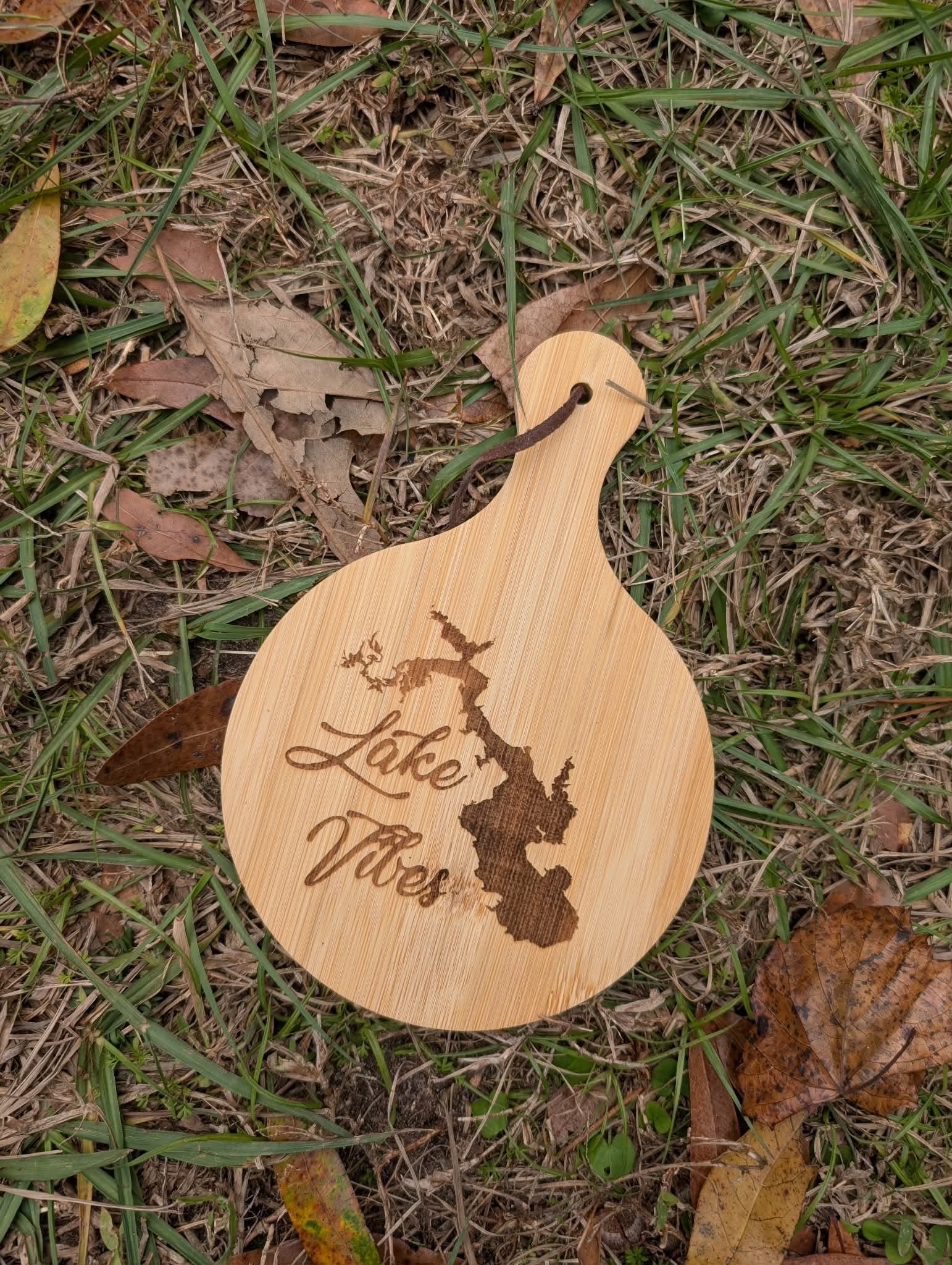 Lake round cutting board