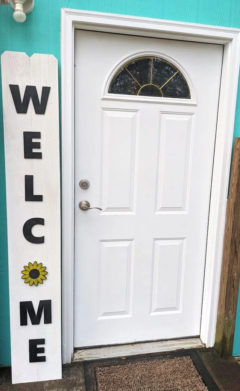 Welcome porch sign with interchangeable O for different holidays