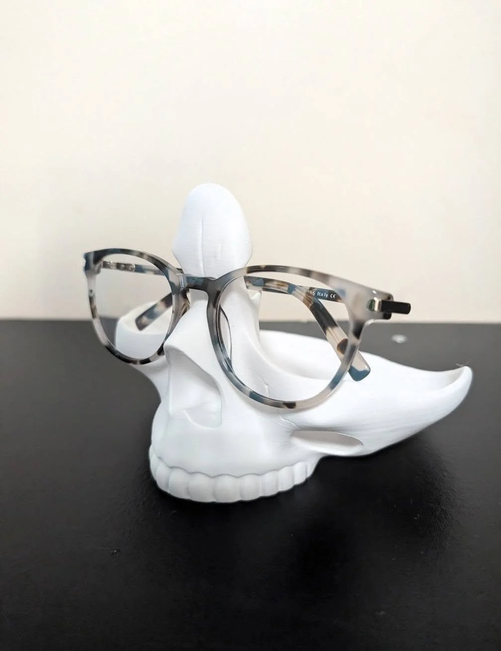 3D printed skull for glasses and key tray