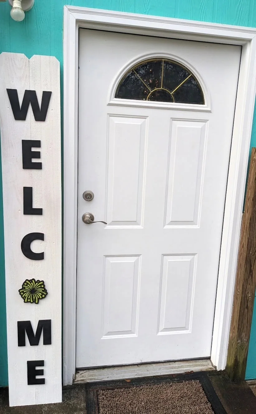 Festive Interchangeable Welcome Sign with Magnetic Holiday 'O'