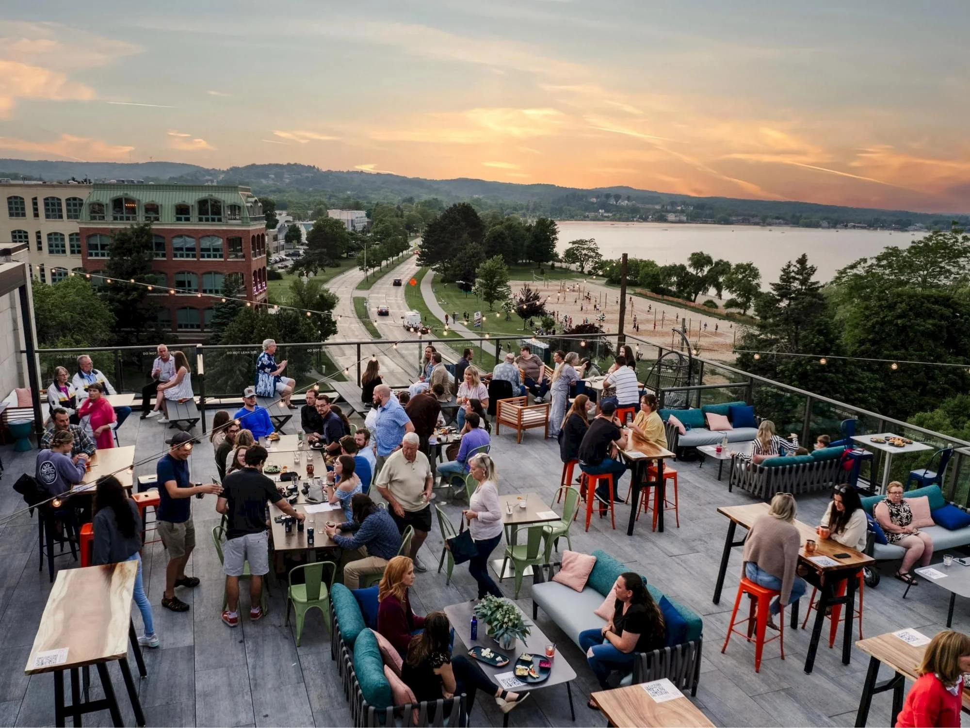 H&L Social Rooftop Bar and Eatery - Hotel Indigo