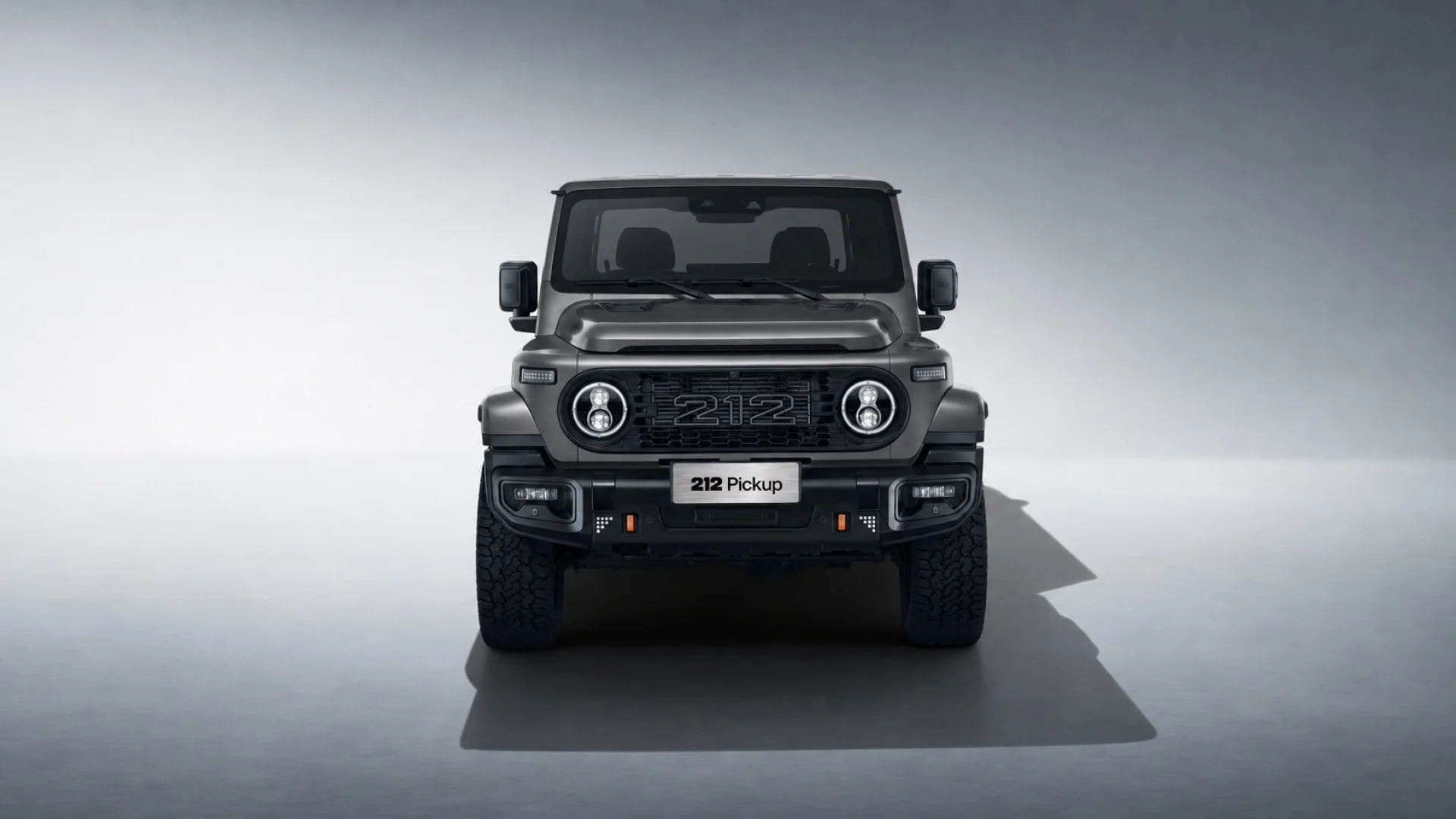 Frontansicht eines schwarzen Pickup-Trucks der Marke 212, Modell 212 Pickup, vor einem grauen Hintergrund.