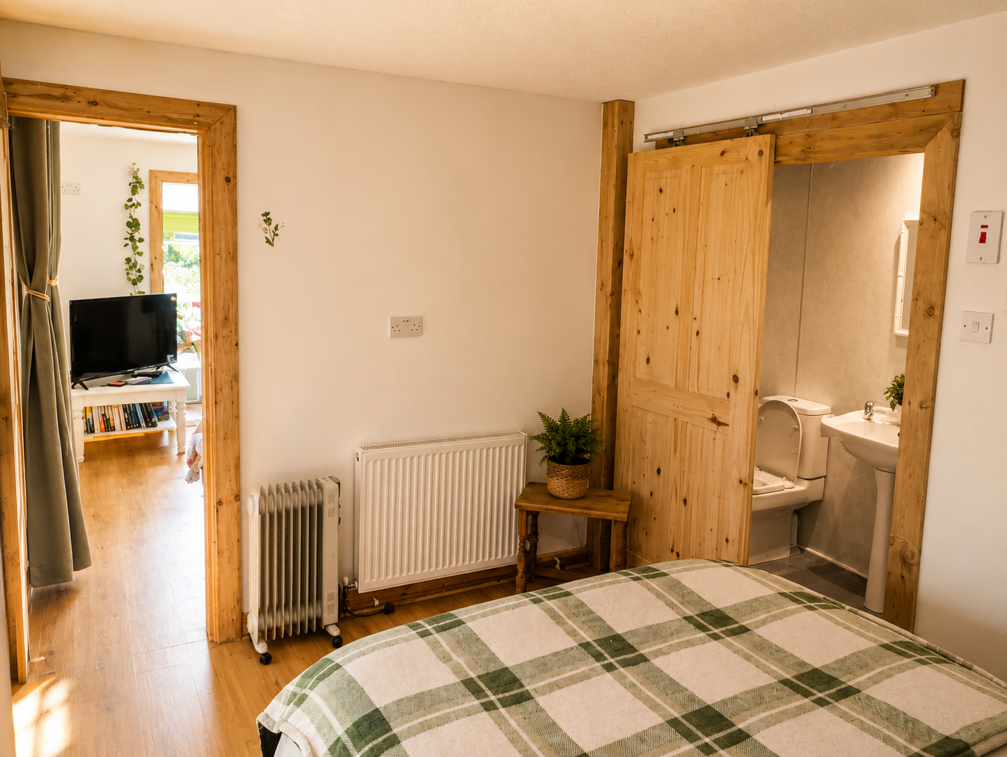 thistle-hollow-bedroom-ensuite-loch-ness.png