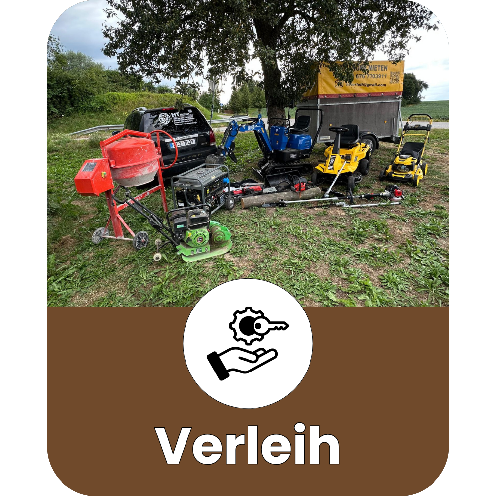 Gartenwerkzeuge und -geräte, darunter ein Rasenmäher, eine Motorsense, ein Minibagger, ein Mähtraktor, ein Handwagen, ein Druckmischer und ein Transportanhänger, liegen auf einer Wiese unter einem Baum, mit einem gelben Miettransporter im Hintergrund, im Freien.